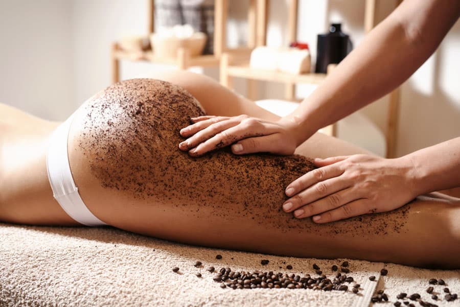 Exfoliación corporal con cepillos y cremas